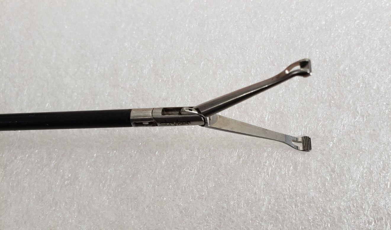 Stryker  Laparoscopic Babcock Forceps 5mm x 36cm Ratchet Handle